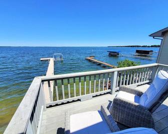 Unsalted Shores on Big Spirit Lake - Spirit Lake - Balcón