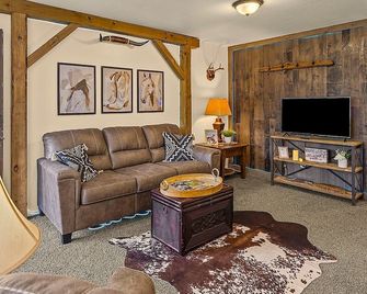 The Electric Cowboy Work or Travel 2BR History Trains Trails - Osawatomie - Living room