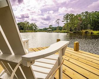 Charming 3-bedroom house on the water with a dock, close to Belhaven & Bath NC. - Belhaven - Patio