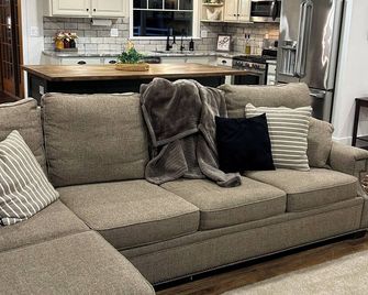 Large 4-bedroom 3-bath single level home with spacious greatroom and dining area - Rigby - Living room