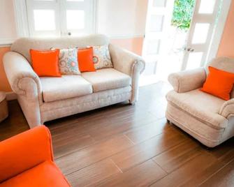 Cheerful 3-bedroom villa with on premises parking - Oracabessa - Living room