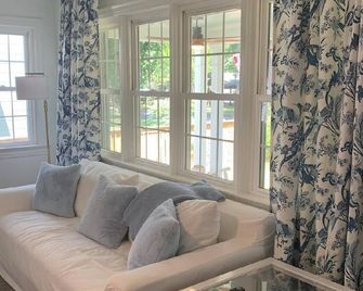 Cozy Cottage in Historic Willowbank - Georgetown - Sala de estar