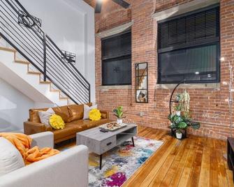 Classic Italian Getaway Loft Providence Gem - Providence - Living room
