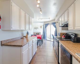 Temple Place #2 is a family friendly & convenient home located in town! - Vernal - Kitchen