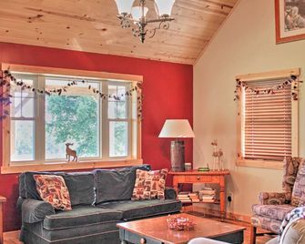 Picturesque Cabin set on 150-acre farm, 5-minute drive to Chautauqua Institute - Mayville - Living room