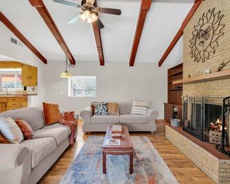 Historic Adobe Home in Willcox - Willcox - Living room