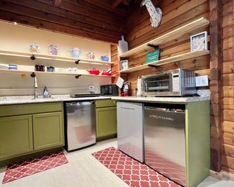 Lost River Resort Studio Cabin #1 Dog friendly, Close to North Cascades! - Mazama - Kitchen