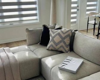 Modern Stay Niagara. 3 bedroom house. Minutes from Niagara Falls. Book now! - Pelham - Living room