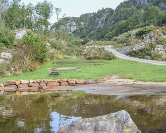 Gorgeous home in Lyngdal with kitchen - Lyngdal