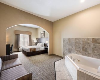 Quality Inn and Suites Fishkill South near I-84 - Fishkill - Soveværelse