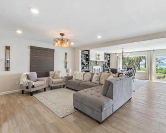 LakeView Villa, lake access, lake view, hot tub, game room, outdoor space - Belton - Sala de estar