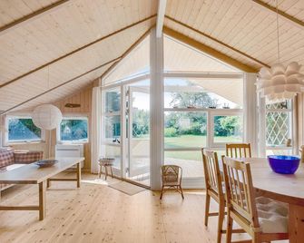 Nice Home In Tisvildeleje With Sauna - Tisvildeleje - Dining room