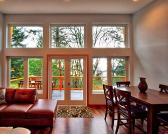 Newer Home - NW Modern w/ Hot Tub near Rosario - Eastsound - Huiskamer