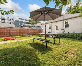 Walk to Falls / Close to Everything / Fenced Backyard - Minneapolis - Patio