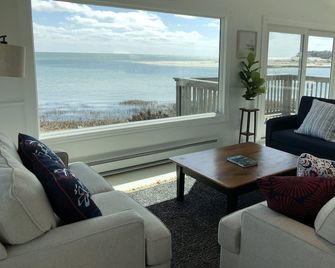Outermost Waterfront Chatham Home w/ Wraparound Views - Chatham - Salon