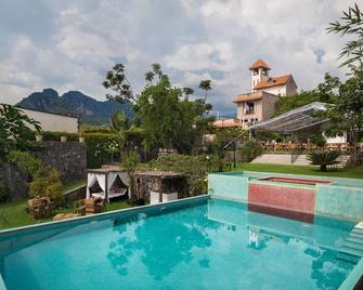 Hotel Boutique Casa Isabella - Tepoztlan - Басейн