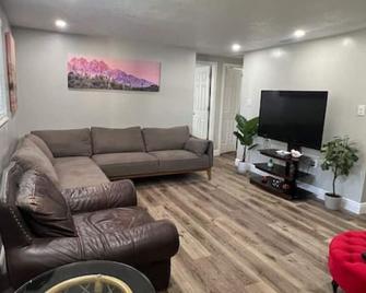 Peaceful getaway and Explore Tampa - Oldsmar - Living room