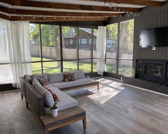 Home away from Home- Mid Century Style - central Omaha (5 min from I-80) - Ralston - Living room