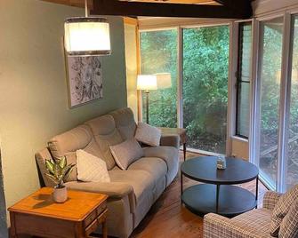 TreeTops in Town Private & Peaceful - Charleston - Living room