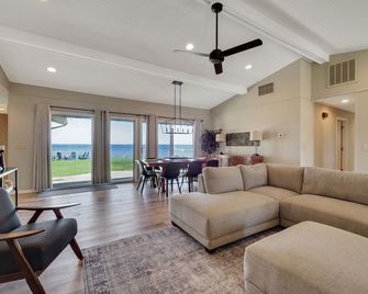 Lakefront Cottage with dock - Houghton Lake - Living room