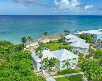 7 Mile Beach, 2BR Ground Floor Oceanfront Condo with Pool and large Patio, Sleeps 6 - George Town