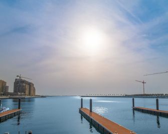 Lux The La Mer Luxury Burj View Suite 3 - Dubai - Pool