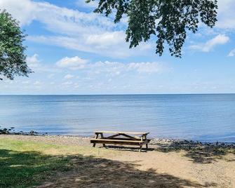 Peaceful end-unit with panoramic lake views! Just Listed! - Onamia - Beach