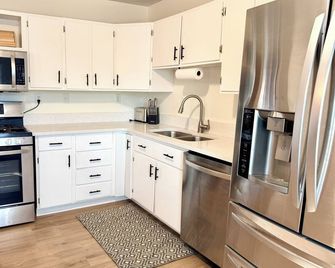 Private Heated Swim Spa - Pet & Kid Ok -Fenced Yard - Gahanna - Kitchen