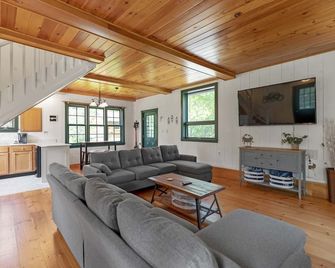 Shimmering River Retreat - Wiscasset - Living room