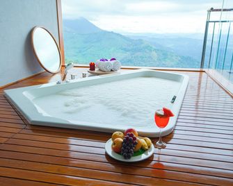 The Valle By Kondody Hotels - Munnar - Balkong