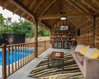 Luxury private estate summer winter 32c heated pool & hot tub bar stay deal kent - Deal - Balcony