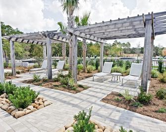 Steps to the Resort Style Pool & Across From The Big Chill - Seacrest - Patio