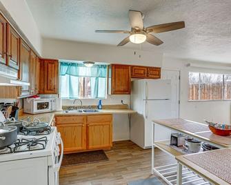 Sierra Vista Hideaway! Pets! Near Mall + Trails! - Farmington - Kitchen