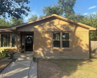 Wonderful 3-bedroom house walking distance to TSU in Stephenville - Stephenville - Edifício