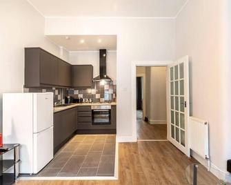 Stunning Ground Floor flat in Southside. - Glasgow - Kitchen