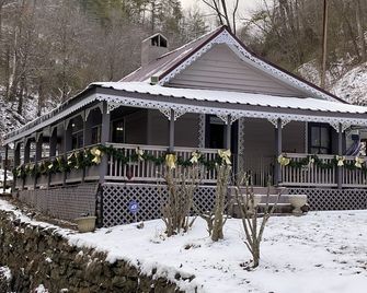 Plum Crooked Poet’s Cottage Creekside Rustic Nouveau Downtown Marshall - Marshall - Edificio