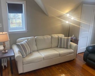 Private, Fully Renovated 1 bedroom Carriage House - Phoenixville - Wohnzimmer