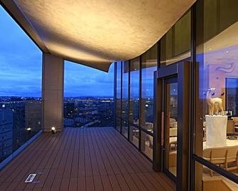 Hotel Wing International Premium Kanazawa Ekimae - Kanazawa - Balcony