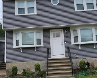 Brown sugar private one bedroom few minutes away grocery stores, dollar tree,bjs - Stoughton - Building