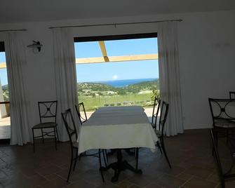 Borgo Alba Barona Turismo Rurale - Golfo Aranci - Ruokailuhuone