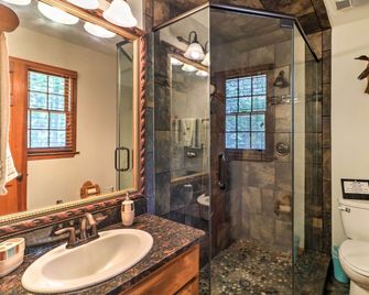 Waterfront West Point Lake Cabin w/ Private Dock! - La Grange - Badkamer