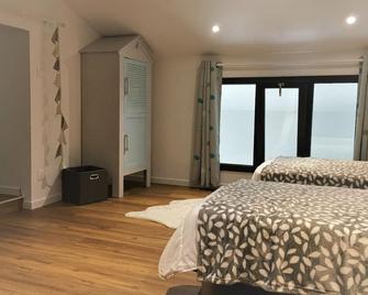 Charming furnished apartment for 6 people in a quiet location with swimming pool and large garden - Le Gua - Schlafzimmer