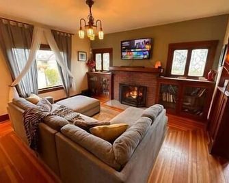 Historic 1905 craftsman - Centralia - Living room