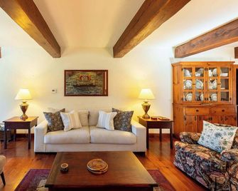 Historic Home on 80 Acres | Pool, Duck Pond & Gym - Stone Ridge - Living room