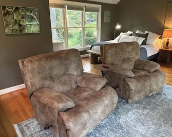 Studio Rental in Elkin, Yadkin Valley Wine Region - Elkin - Living room