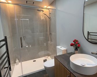 Backcountry hut with a modern twist - Ohau - Baño