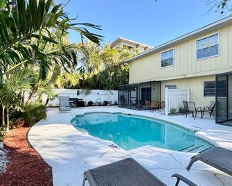 Walk to the Beach and More from this Fully Renovated Unit W/ Heated Pool - Siesta Key - Piscina
