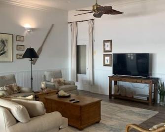 Beautiful Beachfront Home - Grand Isle - Sala de estar