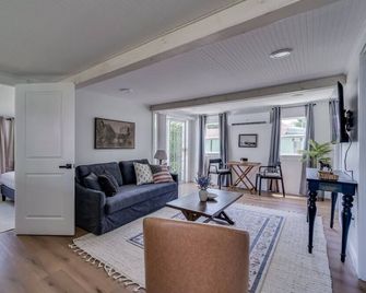 Lakeside Haven- Sackets Harbor, Firepit, Bikes, Updated cottage - Sackets Harbor - Living room