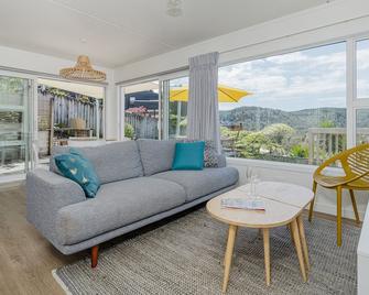 The Blockhouse - Whangamata Holiday Home - Whangamata - Obývací pokoj